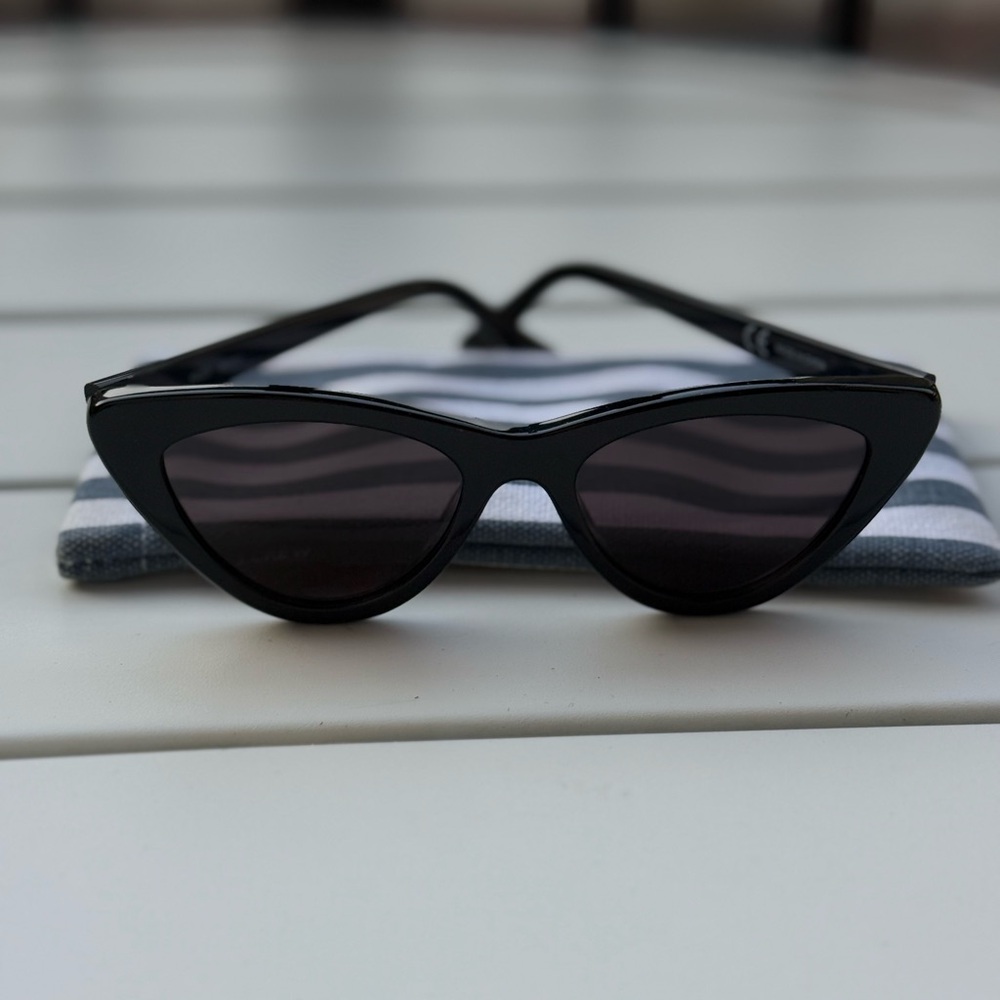 Chic Black Cat-Eye Sunglasses